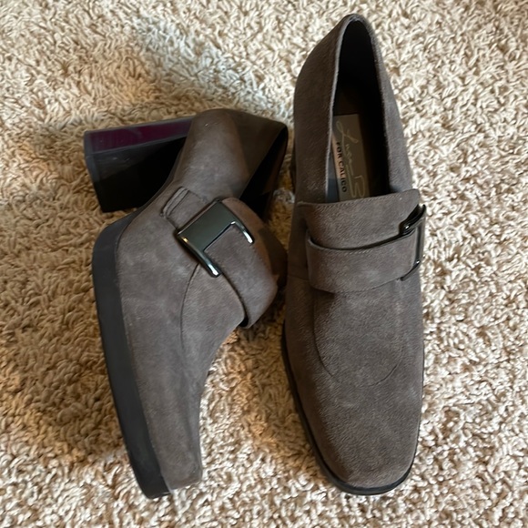 Shoes - Hardly worn dress shoes